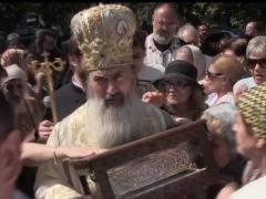 Aglomeraţie de nedescris la Brâul Maicii Domnului, adus la Constanţa. Credincioşii şi-au luat şi copiii cu ei (VIDEO)