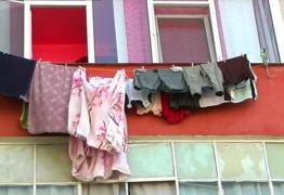 La Buzău, cine îşi întinde rufele la uscat, în afara balcoanelor, va plăti SCUMP! E vlabil și pentru cei care murdăresc pereţii clădirilor sau scuipă pe stradă