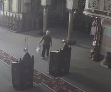 Hoţii nu au Dumnezeu! O "credincioasă" a plecat cu o icoană din Catedrala de la Rădăuţi (VIDEO)