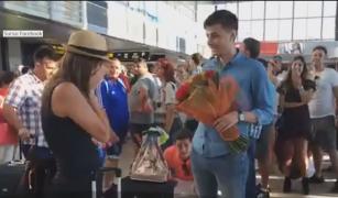 Cerere inedită în căsătorie: un tânăr și-a impresionat nu doar logodnica, ci și pe pasagerii din Aeroportul Otopeni