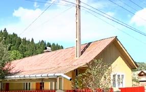 O familie din Neamț trăiește de ani de zile cu un stâlp de electricitate în mijlocul casei: 'Să-l lase aici! Cum am trăit noi, să trăiască și copiii noștri'