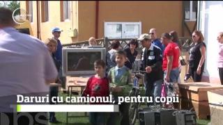 Daruri cu camionul pentru copii nevoiaşi! Micuţii din comuna prahoveană Lăpoş au primit cadouri pentru noul an şcolar