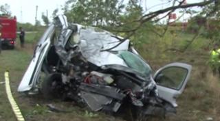Un tânăr din Arad, fiul unui politician, a intrat de două ori cu maşina în acelaşi copac! Tatăl lui susţine că nu există nicio legătură între cele două accidente