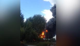 Zeci de pompieri încearcă să stingă incendiul izbucnit la fabrica de uleiuri din Orăştie. Focul  a cuprins o hală de 5.000 de metri pătraţi