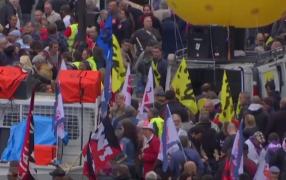 Proteste violente în Paris. Peste 400 de mii de oameni au manifestat pe străzi!