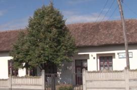 Şcoală NOUĂ, la standarde europene, fără autorizaţie! Elevii merg în continuare la baie în curte şi se spală pe mâini la lighean