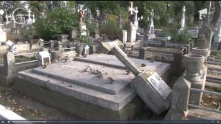 Imagini de groază într-un cimitir din Botoşani! Zeci de morminte au fost vandalizate