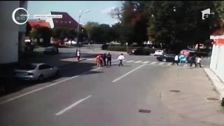 Scene desprinse parcă dintr-un film de acţiune la Bistriţa! Un poliţist a fost atacat cu o secure de un rom