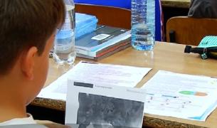 Generaţia de sacrificiu. Elevii claselor a V-a nu au manuale, dar sunt bombardaţi cu examene