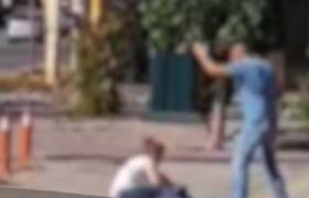 REVOLTĂTOR! Un constănţean şi-a bătut soţia în plină stradă, de faţă cu copilul lor!