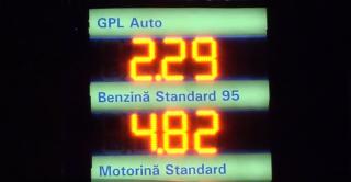 Veşti proaste pentru şoferi. Benzina a ajuns să coste la pompă aproape 5 lei, în mai puţin de o oră