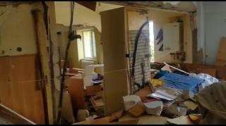 Distrugeri masive în urma exploziei devastatoare, într-un bloc din Botoşani. Deflagraţia a afectat şi clădirile vecine şi a distrus maşinile din jur