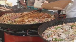 Aromele Spaniei au cucerit Capitala! Tăvi uriaşe de paella au stârnit pofta gurmanzilor