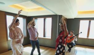 Cunoscutul jucător de poker Daniel Negreanu, la prima lecţie de Flamenco