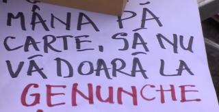 Ghidul leneşului şi ghidul ipohondrului, pentru ministrul Pop! Zeci de părinţi îi cer lui Liviu Pop să rezolve problemele din şcoli sau să demisioneze