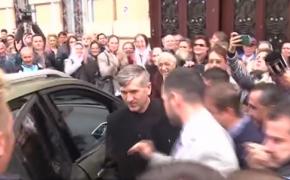 Scandal şi violenţe la procesul lui Cristian Pomohaci! Susţinătorii fostului preot au răbufnit când idolul lor a ieşit din sala de judecată