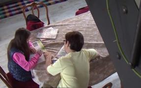 Numărul copiilor care se întorc să înveţe în România creşte cu fiecare an! Părinţii rămân însă să muncească pentru micuţii lor, peste hotare