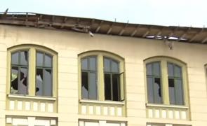 Panică în Capitală! Mai multe bucăţi din acoperişul fabricii de bere au fost smulse de vântul puternic