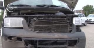 Scene ŞOCANTE în Mehedinţi! Şoferul unei ambulanţe, ţinut ore întregi în stradă de poliţişti, după ce a lovit un porc mistreţ