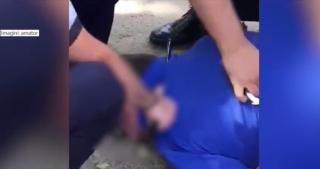 Un bărbat din Bucureşti a ieşit în plină zi cu un cuţit şi a început să zgârie toate maşinile care i-au ieşit în cale! Vecinii se tem pentru viaţa lor