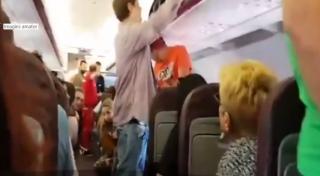 Clipe de groază pentru zeci de români într-un avion care îi ducea în Sicilia. Aeronava fost afectată de turbulențe