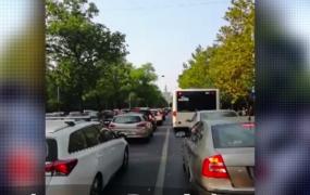 Capitala a fost aruncată în haos după avertizările de vreme rea! Traficul s-a blocat, după ce oamenii au fost trimiși acasă, iar școlile au fost închise