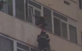 O femeie din Buzău a stat trei ore pe un pervaz la etajul 5 al unui bloc şi a ameninţat că se aruncă în gol