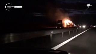 Momente de panică pe autostrada Bucureşti-Piteşti! Un camion cu baloţi de paie a luat foc
