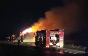 Flăcări uriașe pe autostradă! Un TIR bulgăresc a luat foc în drum spre Piteşti