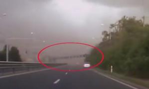 Imaginile GROAZEI! Momentul în care poarta de la intrarea în Timişoara a căzut peste un autoturism ucigând un tânăr au fost filmate de un şofer