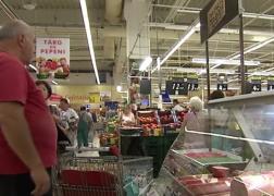 O vânzătoare din Bacău a fost reclamată la OPC pentru că le face ochi dulci clienţilor