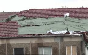 DEZASTRUL de după furtună! De cinci zile, la Timişoara plouă în casele rămase de duminică fără acoperişuri