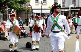 O trupă britanică a devenit celebră pentru un dans care ajuns de râsul întregii lumi