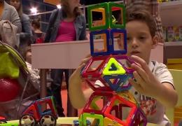 Jucăriile moderne au înlocuit tableta şi astfel părinţii răsuflă uşuraţi