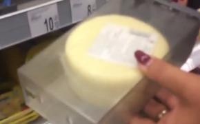 Cașcaval cu alarmă, în cutii de plastic! E măsura luată de patronii unor magazine care s-au săturat să mai fie furaţi