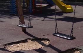 A început demolarea locurilor de joacă. Peste tot în ţară, s-au găsit tobogane sau balansoare care pun viaţa copiilor în pericol