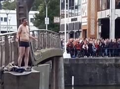 Un român a fost încurajat să se sinucidă, în Marea Britanie, aruncându-se de pe un pod