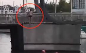 Un român a vrut să se sinucidă, în Marea Britanie, dar s-a răzgândit cînd a văzut că trecătorii îl încurajează să facă asta