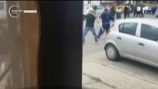 Răfuială cu bâte, SĂBII şi TOPOARE lângă Piteşti! Două familii de rromi s-au războit chiar în faţa poliţiei