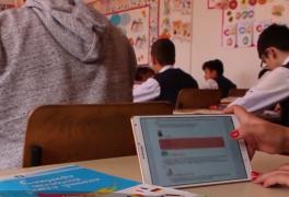Ministerul Educaţiei nu are încă manualele gata, dar promite că elevii vor învăţa în curând doar pe tabletă