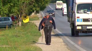 "Dreptul la apă! Dreptul la viaţă!". Primarul din Copșa Mică, plecat pe jos spre Capitală, mai are 100 de kilometri până la destinație