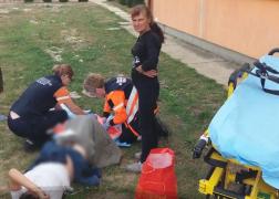 Scene memorabile la Vaslui! O mămică şi-a născut fetiţa... pe iarbă, în curtea unei şcoli