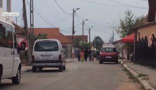 Stradă din stradă din Târgu Jiu, BLOCATĂ de o petrecere de logodnă, între două familii de rromi! Poliţiştii păreau să nu aibă autoritate în faţa nuntaşilor
