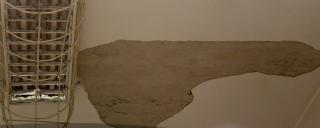 O profesoară a ajuns la spital, după ce i-a căzut în cap o bucată de tencuială din tavan, chiar pe parcursul orei!