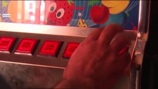 Jaf în cazino!  Un individ cu cagulă a reuşit să dispară cu peste 30 de mii de lei