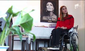 Modelul din scaunul cu rotile îi acuză pe medici de la spitalul Floreasca. O intervenţie banală s-a transformat într-un chin pentru tânără