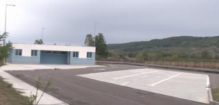 Deşi există două parcări nou-nouţe, cu 54 de locuri, autocarele şi TIR-urile opresc pe unde găsesc loc