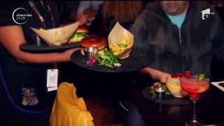 Spectacol culinar și muzical susținut de chef Florin Dumitrescu, aseară, în București. Juratul de la Chefi la cutite și-a încântat invitații cu trei feluri de burgeri gourmet