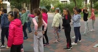 Educație fizică, în sala de clasă. Peste jumătate dintre copiii din România au probleme cu greutatea