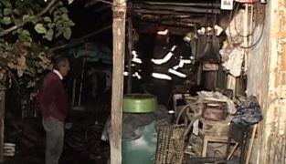 Şi-a făcut focul în sobă, a plecat să cumpere pâine, iar când s-a întors acasă şi-a găsit munca de-o viaţă făcută scrum!